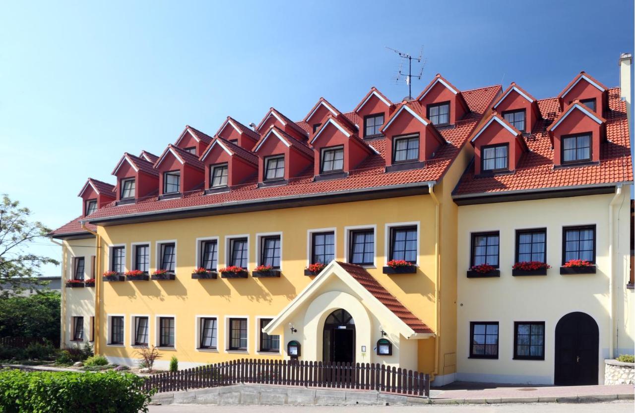 Wellness Hotel Iris Павлов Экстерьер фото