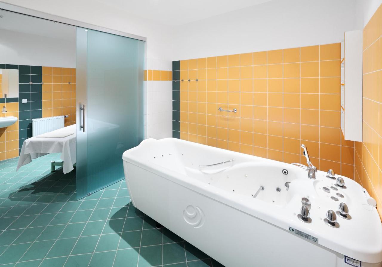 Wellness Hotel Iris Павлов Экстерьер фото