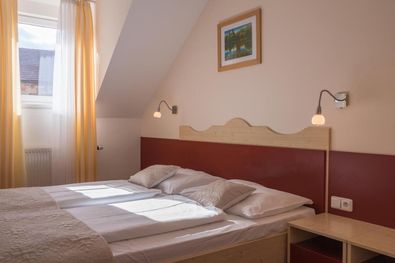 Wellness Hotel Iris Павлов Экстерьер фото