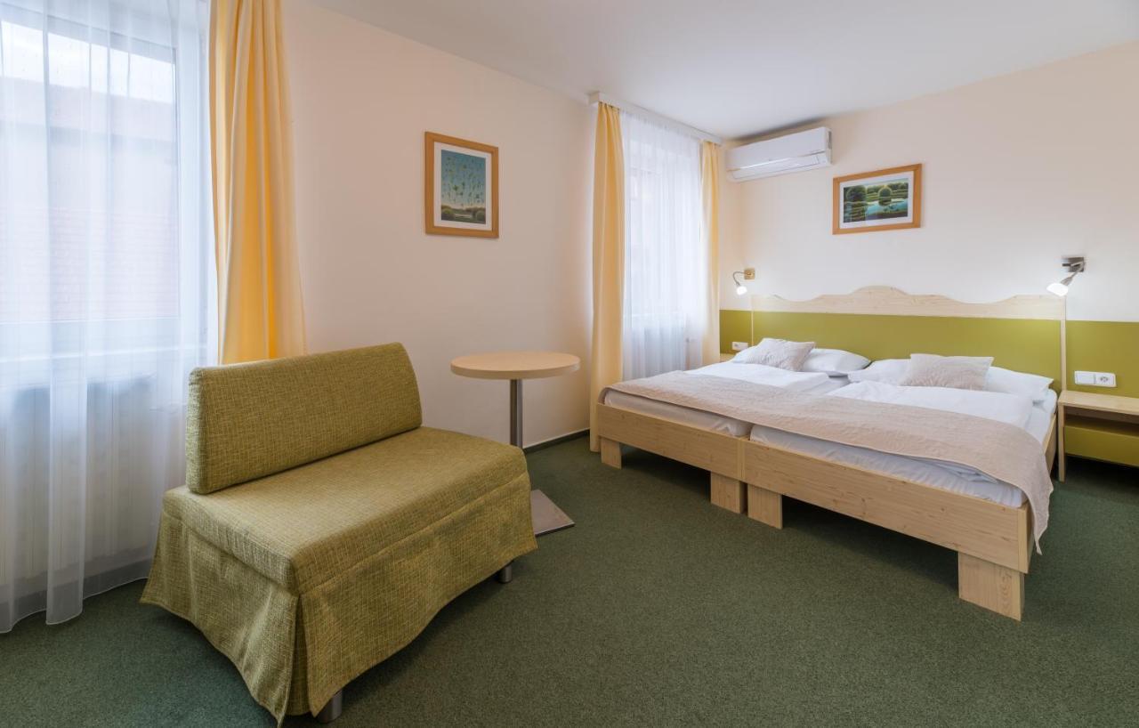 Wellness Hotel Iris Павлов Экстерьер фото