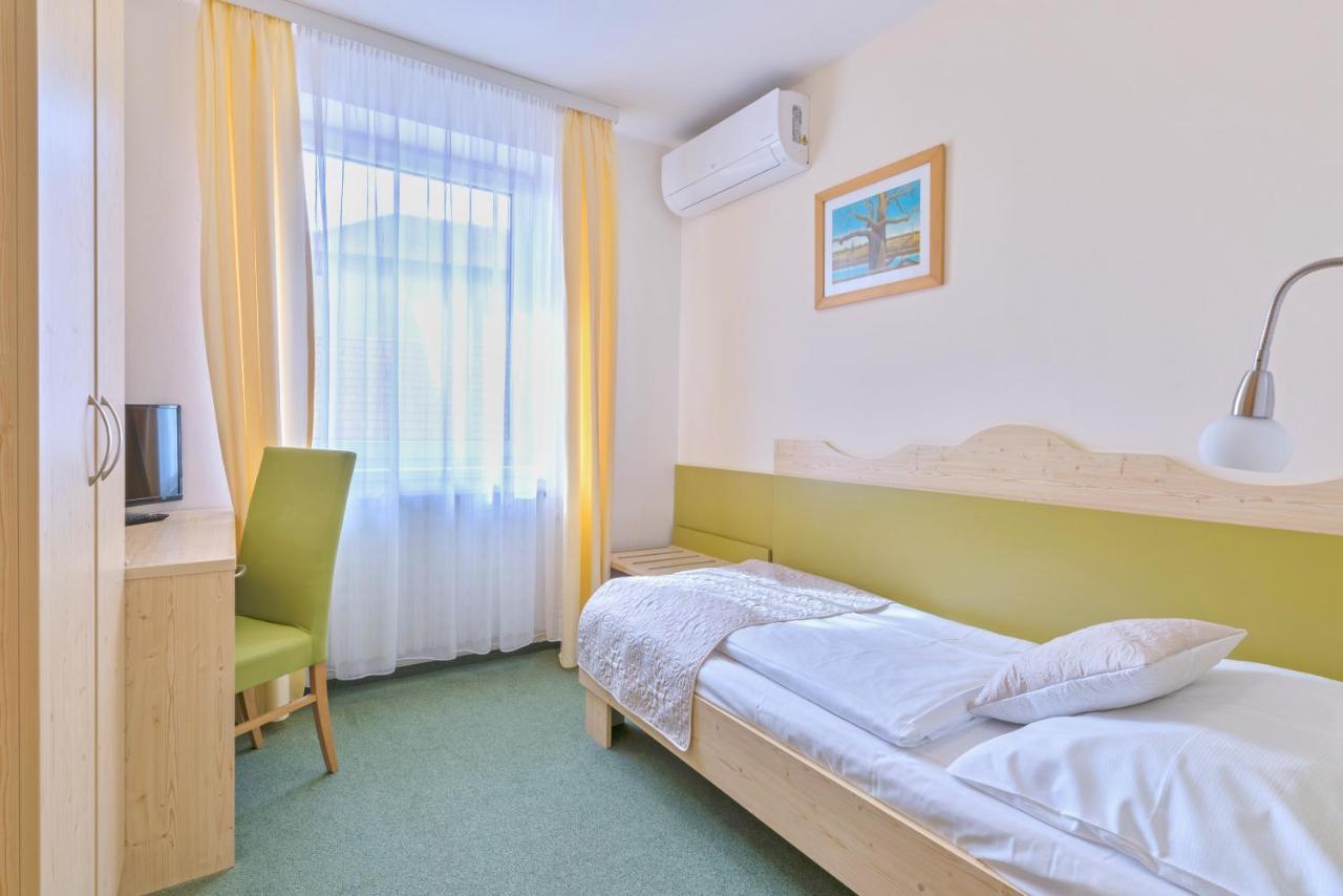 Wellness Hotel Iris Павлов Экстерьер фото
