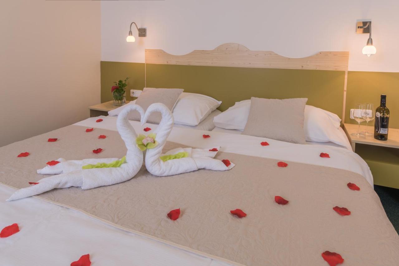 Wellness Hotel Iris Павлов Экстерьер фото