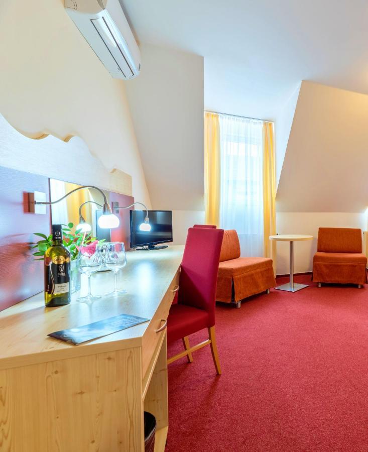 Wellness Hotel Iris Павлов Экстерьер фото