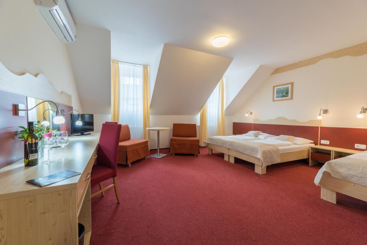 Wellness Hotel Iris Павлов Экстерьер фото