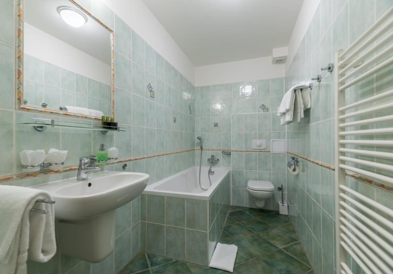 Wellness Hotel Iris Павлов Экстерьер фото